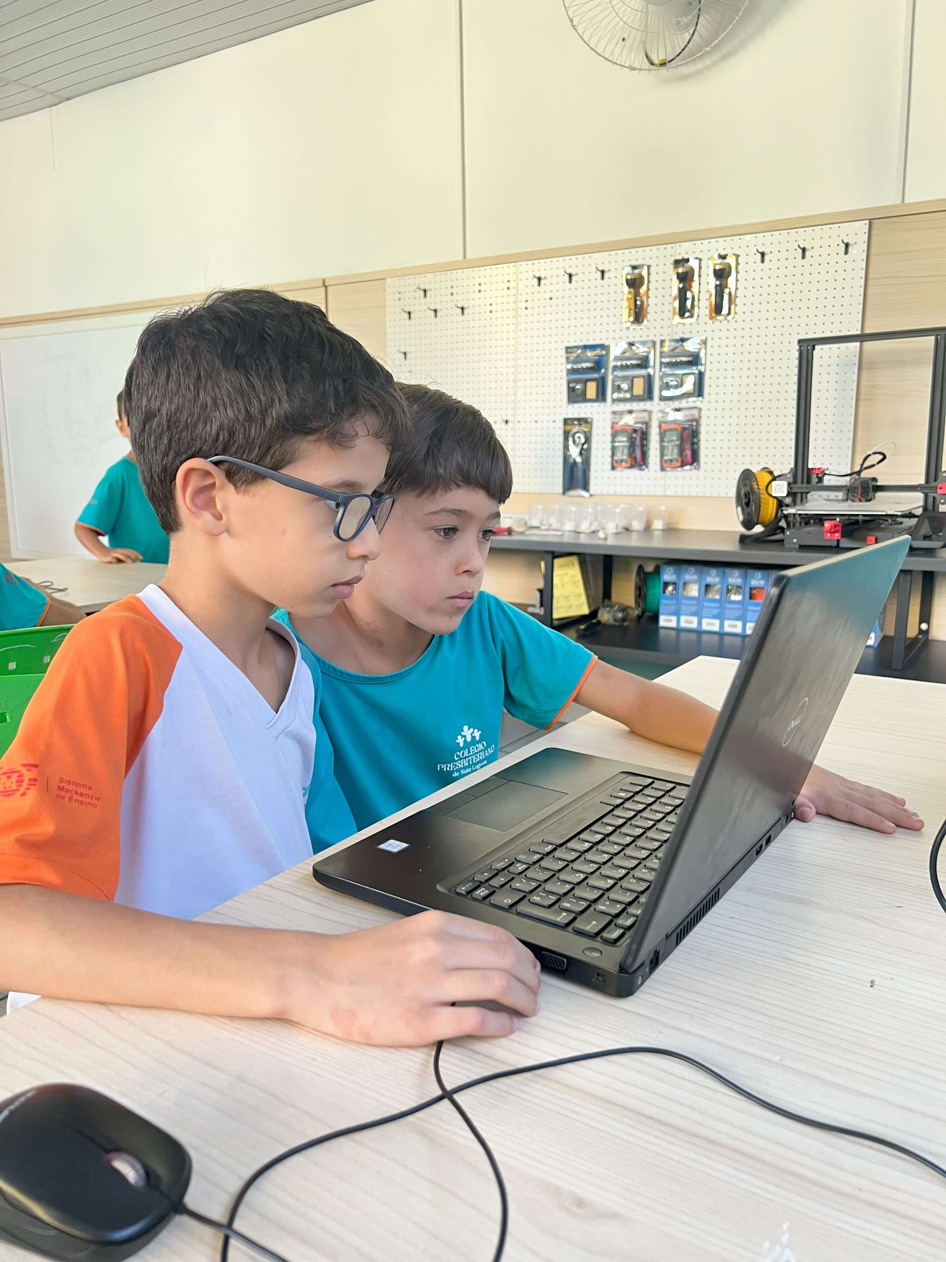 Alunos jogando xadrez