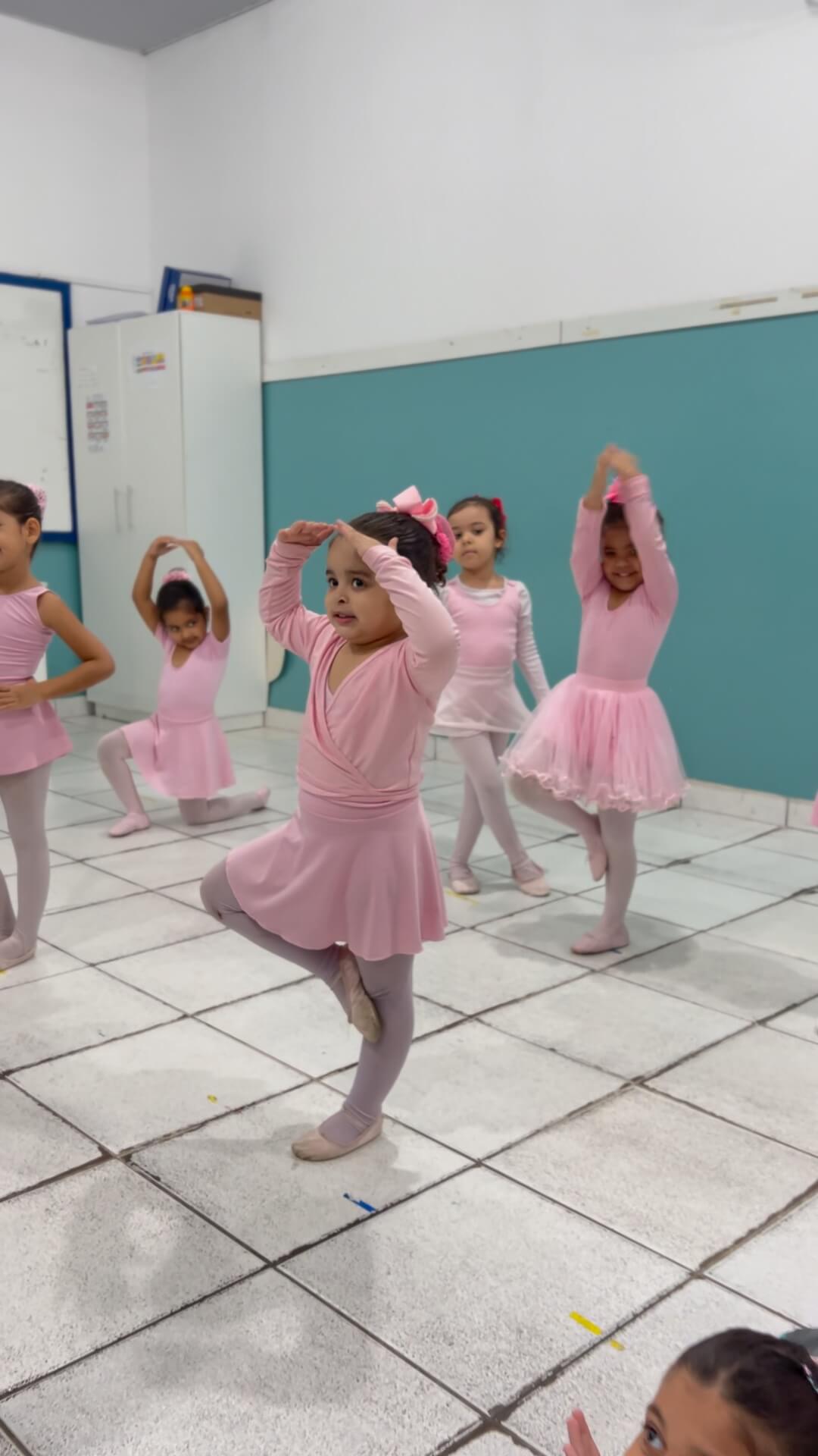 Alunas em apresentação de balé