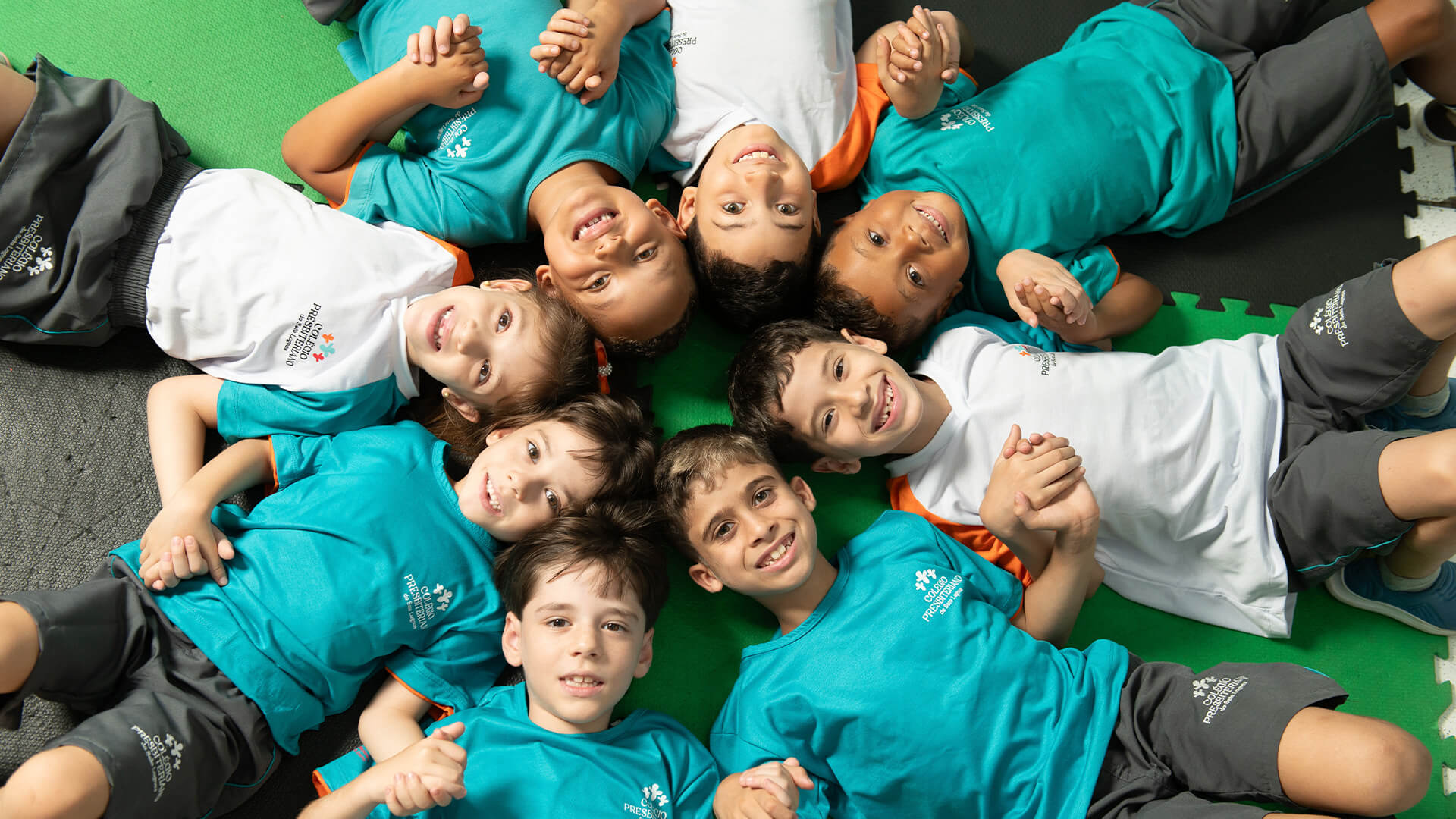 Alunos do Ensino Fundamental I em atividade em grupo