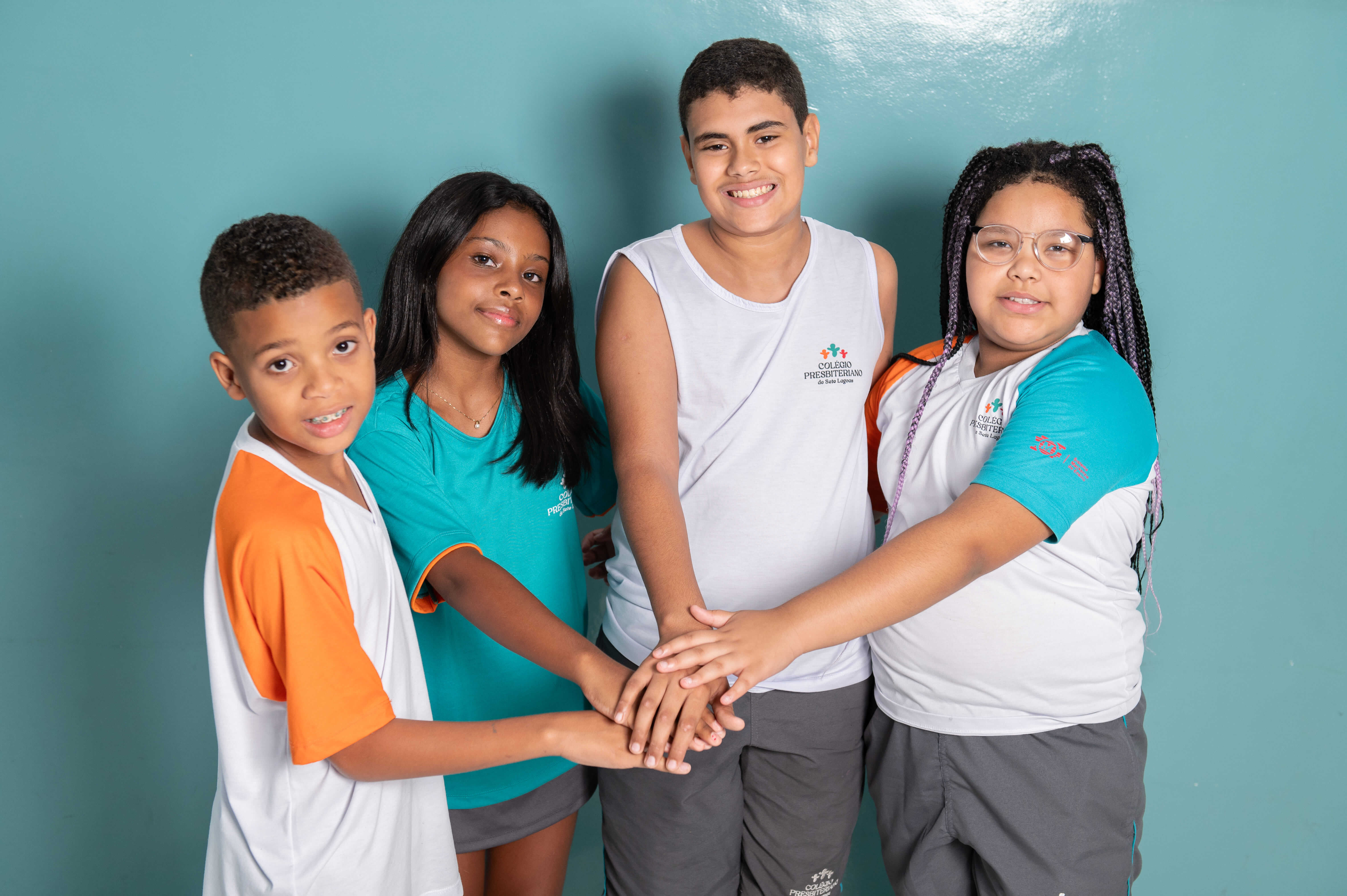 Alunos do ensino fundamental sorrindo e unidos