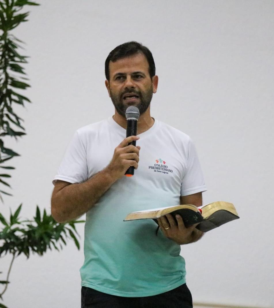 Pastor Leandro Dornelas, capelão do colégio, pregando para alunos.