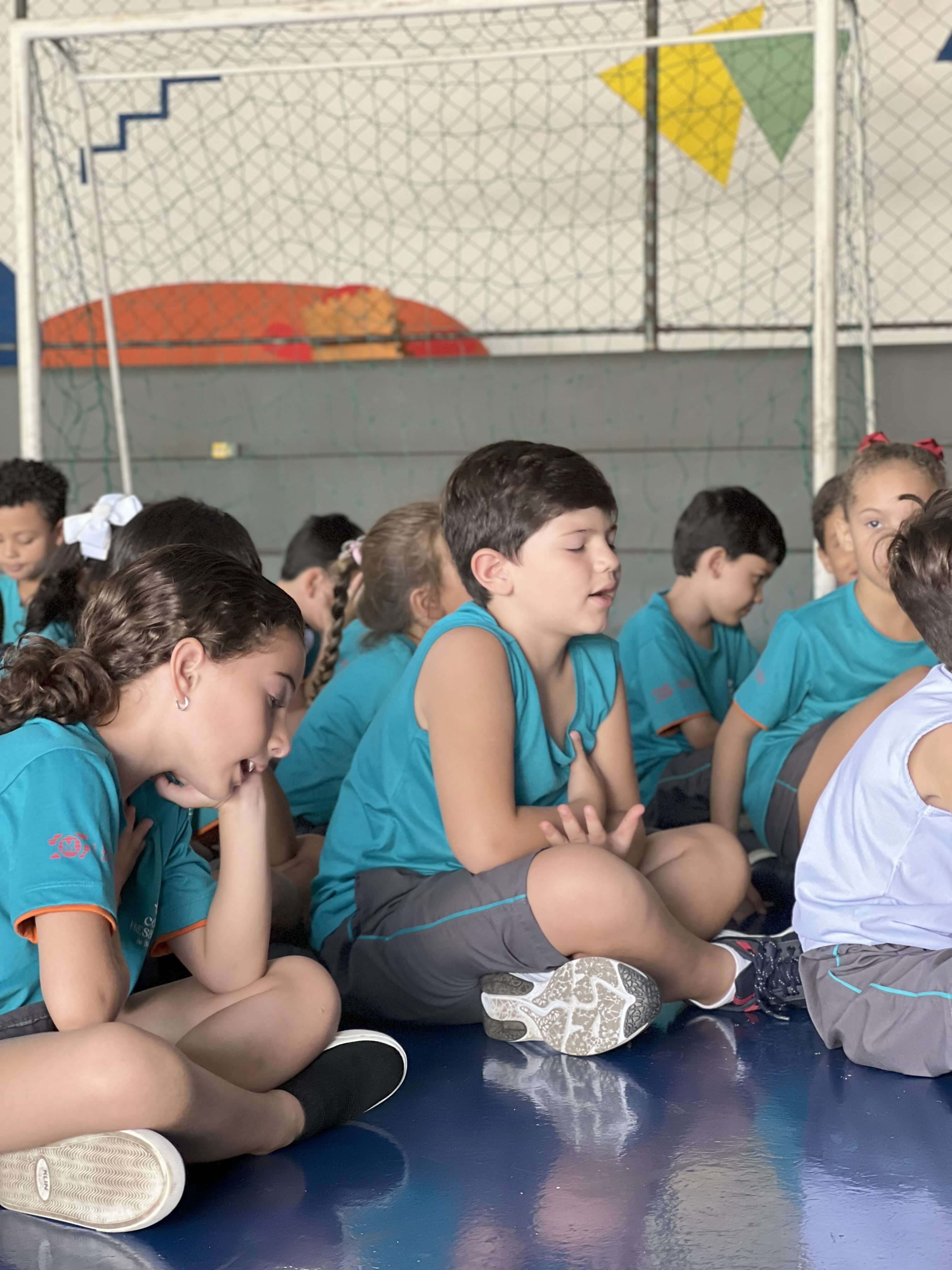 Crianças em atividade lúdica e interativa